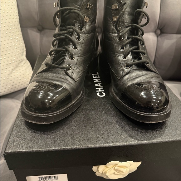 Chanel Women's Lace-Up Leather Ankle Boots w/ Patent Leather Logo Toe - Sz 39.5 - Picture 2 of 13